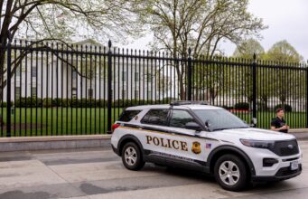 Intruso arrestado tras intentar saltar perímetro de seguridad cerca de la Casa Blanca Intruso arrestado tras intentar saltar perímetro de seguridad cerca de la Casa Blanca