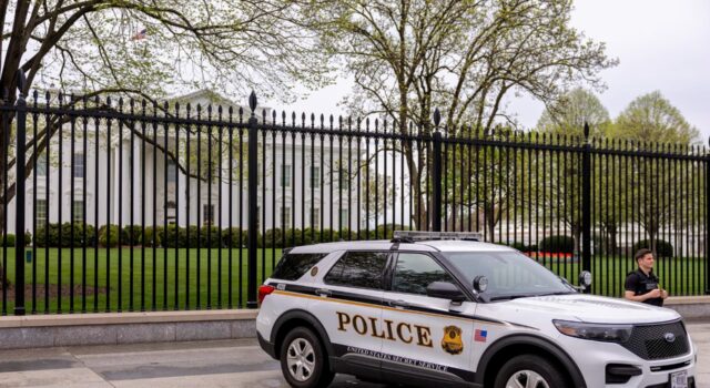 Intruso arrestado tras intentar saltar perímetro de seguridad cerca de la Casa Blanca Intruso arrestado tras intentar saltar perímetro de seguridad cerca de la Casa Blanca