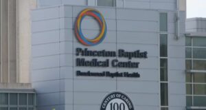 Mujer describe cómo un ascensor se desplomó seis pisos en un hospital de Birmingham Mujer describe cómo un ascensor se desplomó seis pisos en un hospital de Birmingham