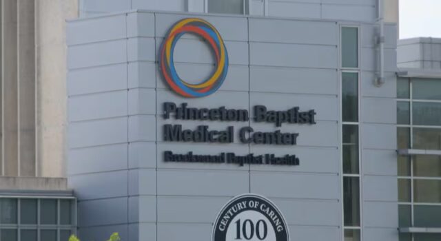 Mujer describe cómo un ascensor se desplomó seis pisos en un hospital de Birmingham Mujer describe cómo un ascensor se desplomó seis pisos en un hospital de Birmingham