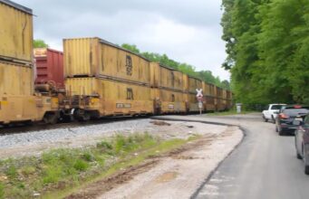 Residentes de Wilton, atrapados durante horas por trenes detenidos, buscan soluciones Residentes de Wilton, atrapados durante horas por trenes detenidos, buscan soluciones