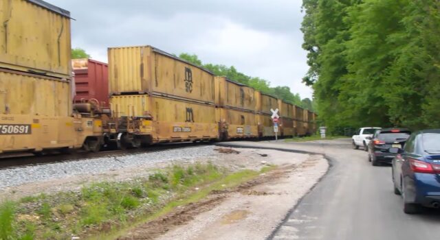 Residentes de Wilton, atrapados durante horas por trenes detenidos, buscan soluciones Residentes de Wilton, atrapados durante horas por trenes detenidos, buscan soluciones