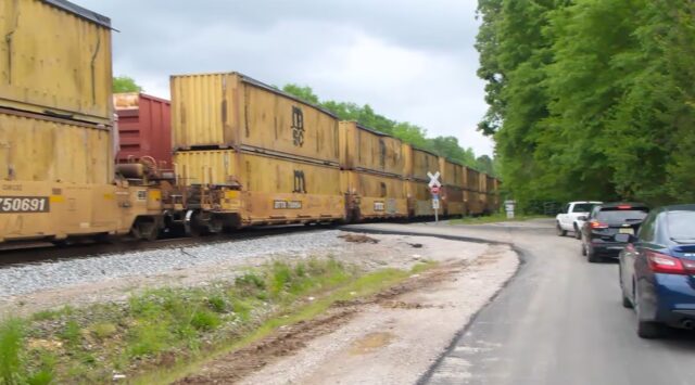 Residentes de Wilton, atrapados durante horas por trenes detenidos, buscan soluciones