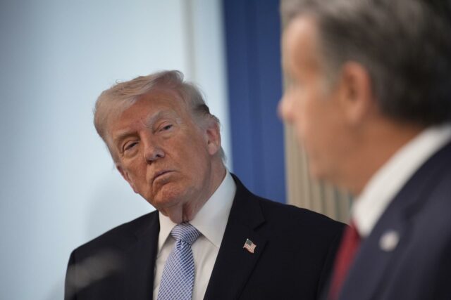 Trump insiste en sus amenazas pero mantiene la incertidumbre a un día del plazo a Irán Tensiones entre Estados Unidos e Iran ante el vencimiento del ultimatum de Donald Trump