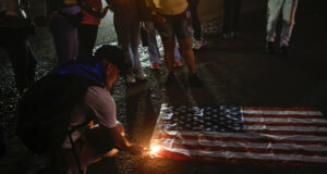 Trump denegara tarjetas de residencia por actos antisemitas y quema de bandera Trump denegara tarjetas de residencia por actos antisemitas y quema de bandera