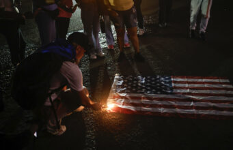 Trump denegara tarjetas de residencia por actos antisemitas y quema de bandera Trump denegara tarjetas de residencia por actos antisemitas y quema de bandera