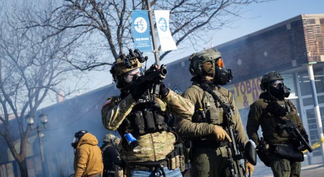 Agente federal de inmigración enfrenta graves cargos por disparar contra migrante Agente federal de inmigración enfrenta graves cargos por disparar contra migrante