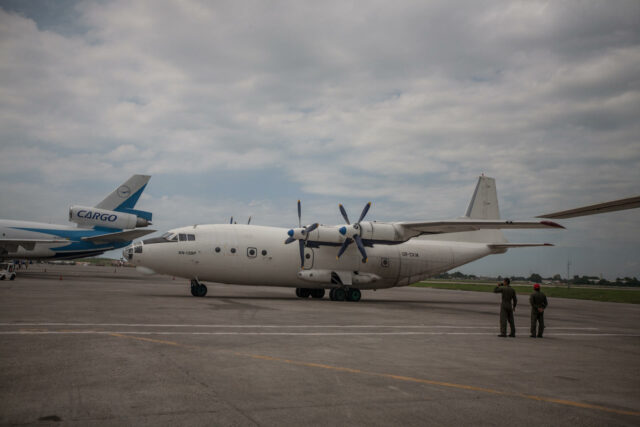 Fotografía de archivo de un avión comercial estacionado en la pista del Aeropuerto Internacional de Puerto Príncipe en Haití.
