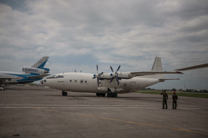 Vuelos entre Haití y República Dominicana se reanudan este 30 de mayo Fotografía de archivo de un avión comercial estacionado en la pista del Aeropuerto Internacional de Puerto Príncipe en Haití.