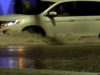 Sequía en Alabama disminuye tras intensas lluvias recientes Camioneta blanca atravesando una calle completamente inundada durante una tormenta.