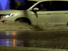 Sequía en Alabama disminuye tras intensas lluvias recientes Camioneta blanca atravesando una calle completamente inundada durante una tormenta.