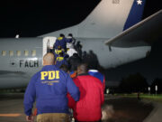 Chile expulsa a 40 inmigrantes irregulares y reactiva los vuelos hacia Haití Chile expulsa a 40 inmigrantes irregulares y reactiva los vuelos hacia Haití