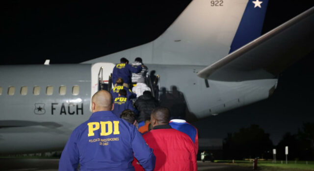 Chile expulsa a 40 inmigrantes irregulares y reactiva los vuelos hacia Haití Chile expulsa a 40 inmigrantes irregulares y reactiva los vuelos hacia Haití