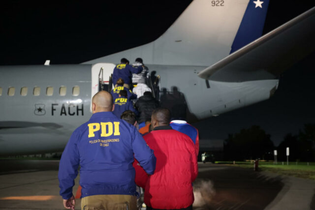Chile expulsa a 40 inmigrantes irregulares y reactiva los vuelos hacia Haití Chile expulsa a 40 inmigrantes irregulares y reactiva los vuelos hacia Haití