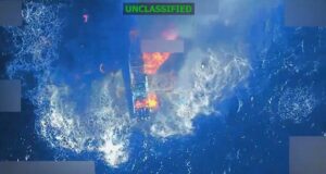 Comando Sur ataca lancha en el Pacífico y deja tres muertos Vista aérea de un ataque del Comando Sur a una lancha en llamas en el Pacífico durante un operativo.