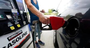 Gasolina de Costco alcanza volúmenes récord por precios Una persona utiliza una manguera con boquilla roja para cargar gasolina de Costco Kirkland Signature en su vehículo.
