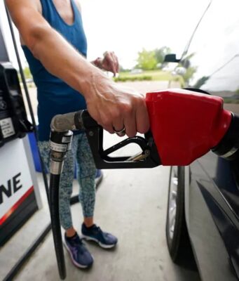 Gasolina de Costco alcanza volúmenes récord por precios Una persona utiliza una manguera con boquilla roja para cargar gasolina de Costco Kirkland Signature en su vehículo.