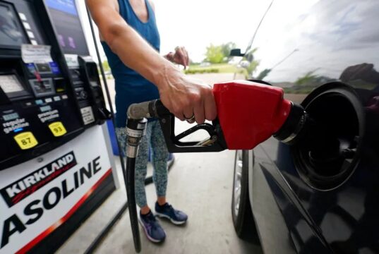 Gasolina de Costco alcanza volúmenes récord por precios Una persona utiliza una manguera con boquilla roja para cargar gasolina de Costco Kirkland Signature en su vehículo.