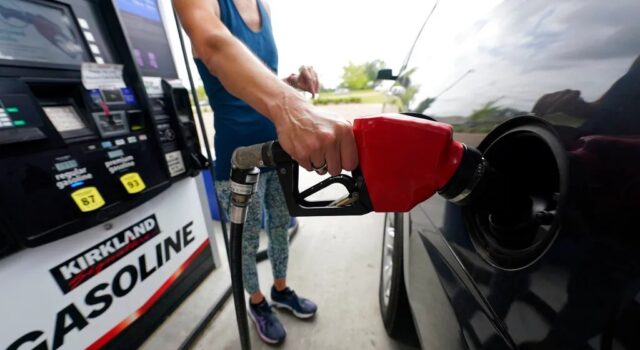 Gasolina de Costco alcanza volúmenes récord por precios Una persona utiliza una manguera con boquilla roja para cargar gasolina de Costco Kirkland Signature en su vehículo.