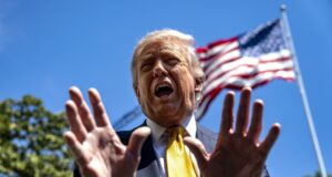Donald Trump arremete contra periodista por cuestionar costos del salon de baile Donald Trump arremete contra periodista por cuestionar costos del salon de baile