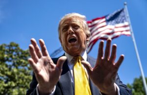 Donald Trump arremete contra periodista por cuestionar costos del salon de baile Donald Trump arremete contra periodista por cuestionar costos del salon de baile