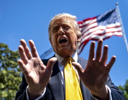Donald Trump arremete contra periodista por cuestionar costos del salon de baile Donald Trump arremete contra periodista por cuestionar costos del salon de baile