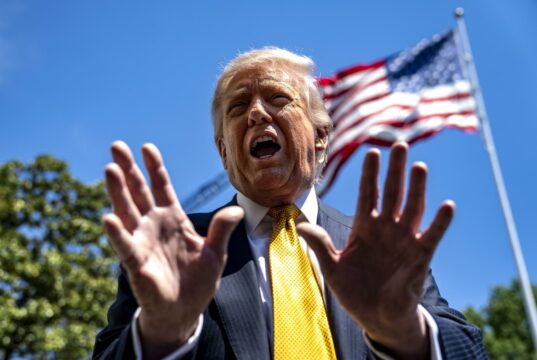 Donald Trump arremete contra periodista por cuestionar costos del salon de baile Donald Trump arremete contra periodista por cuestionar costos del salon de baile