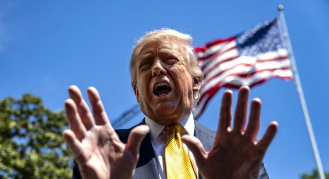 Donald Trump arremete contra periodista por cuestionar costos del salon de baile Donald Trump arremete contra periodista por cuestionar costos del salon de baile