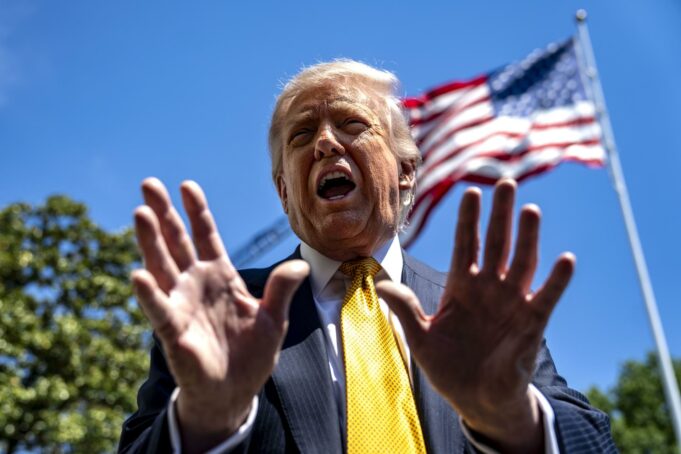 Donald Trump arremete contra periodista por cuestionar costos del salon de baile Donald Trump arremete contra periodista por cuestionar costos del salon de baile