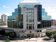Frenan plan de tiroteo escolar en Alabama tras operativo del FBI Fachada del Palacio de Justicia Federal Hugo L. Black en Birmingham, Alabama, donde se procesan casos del FBI.