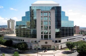 Frenan plan de tiroteo escolar en Alabama tras operativo del FBI Fachada del Palacio de Justicia Federal Hugo L. Black en Birmingham, Alabama, donde se procesan casos del FBI.