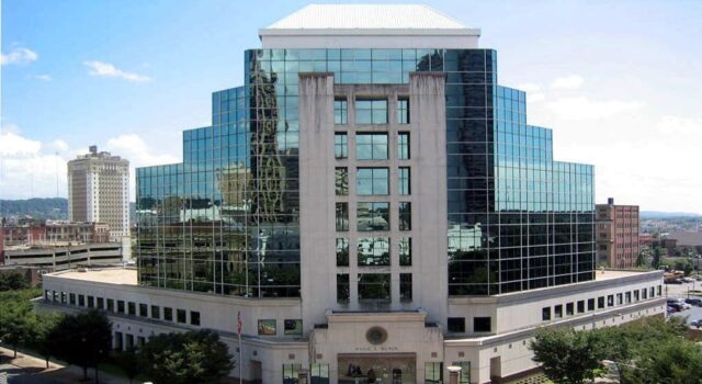 Frenan plan de tiroteo escolar en Alabama tras operativo del FBI Fachada del Palacio de Justicia Federal Hugo L. Black en Birmingham, Alabama, donde se procesan casos del FBI.