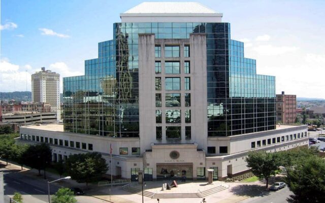 Fachada del Palacio de Justicia Federal Hugo L. Black en Birmingham, Alabama, donde se procesan casos del FBI.