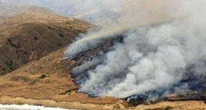 Feroz incendio forestal provoca la evacuación de miles en el sur de California Feroz incendio forestal provoca la evacuación de miles en el sur de California