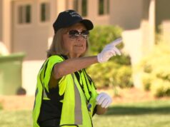 Mujer de Huntsville trabaja como guardia de cruce escolar desde hace 39 años y no piensa jubilarse Mujer de Huntsville trabaja como guardia de cruce escolar desde hace 39 años y no piensa jubilarse