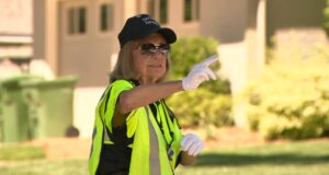 Mujer de Huntsville trabaja como guardia de cruce escolar desde hace 39 años y no piensa jubilarse Mujer de Huntsville trabaja como guardia de cruce escolar desde hace 39 años y no piensa jubilarse