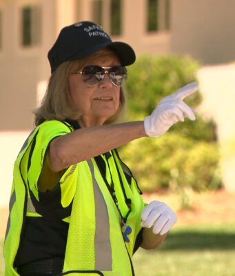 Mujer de Huntsville trabaja como guardia de cruce escolar desde hace 39 años y no piensa jubilarse Mujer de Huntsville trabaja como guardia de cruce escolar desde hace 39 años y no piensa jubilarse