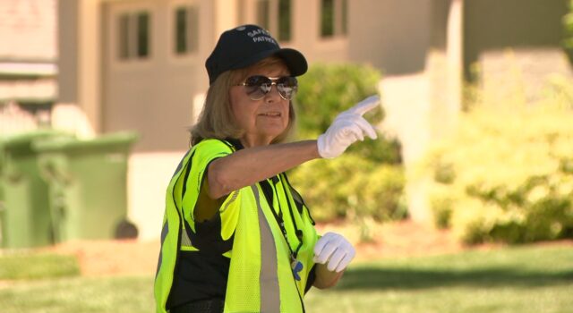 Mujer de Huntsville trabaja como guardia de cruce escolar desde hace 39 años y no piensa jubilarse Mujer de Huntsville trabaja como guardia de cruce escolar desde hace 39 años y no piensa jubilarse