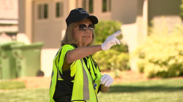 Mujer de Huntsville trabaja como guardia de cruce escolar desde hace 39 años y no piensa jubilarse