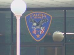 Hombre acusado de robar en una tienda y esconderse de la policía entre los arbustos Hombre acusado de robar en una tienda y esconderse de la policía entre los arbustos