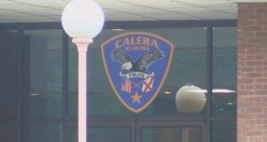 Hombre acusado de robar en una tienda y esconderse de la policía entre los arbustos Hombre acusado de robar en una tienda y esconderse de la policía entre los arbustos