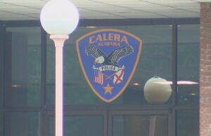 Hombre acusado de robar en una tienda y esconderse de la policía entre los arbustos Hombre acusado de robar en una tienda y esconderse de la policía entre los arbustos