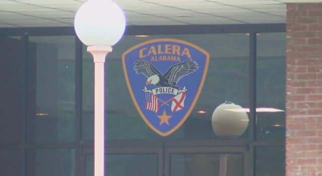 Hombre acusado de robar en una tienda y esconderse de la policía entre los arbustos Hombre acusado de robar en una tienda y esconderse de la policía entre los arbustos