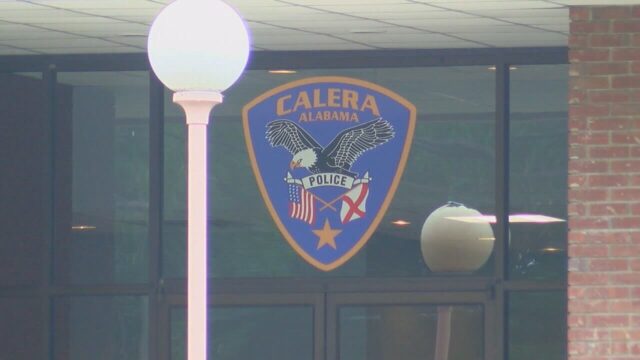 Hombre acusado de robar en una tienda y esconderse de la policía entre los arbustos
