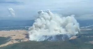 Incendio en Palo Verde consume cientos de hectáreas Vista aérea de una inmensa columna de humo blanco provocada por un incendio forestal en el Parque Nacional Palo Verde.