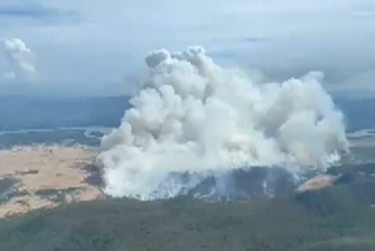 Incendio en Palo Verde consume cientos de hectáreas Vista aérea de una inmensa columna de humo blanco provocada por un incendio forestal en el Parque Nacional Palo Verde.