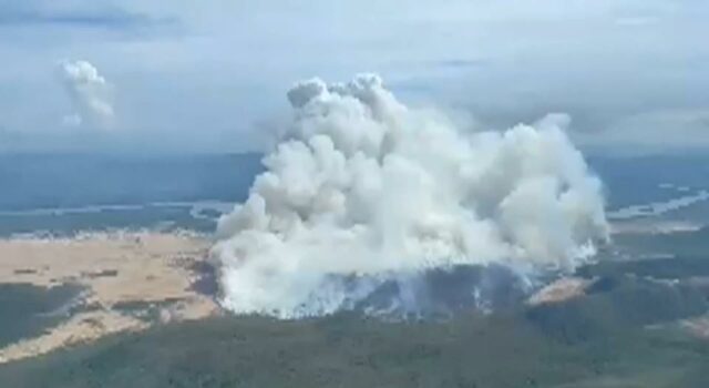 Incendio en Palo Verde consume cientos de hectáreas Vista aérea de una inmensa columna de humo blanco provocada por un incendio forestal en el Parque Nacional Palo Verde.