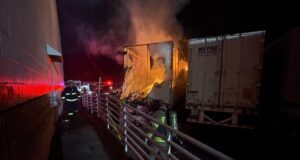 Incendio en Clay destruye miles de dólares en donaciones Tráileres de almacenamiento de camiones dañados por el fuego fuera de una tienda comunitaria en Clay.