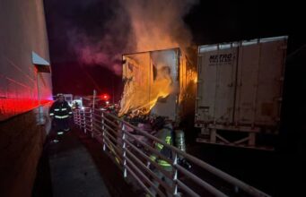 Incendio en Clay destruye miles de dólares en donaciones Tráileres de almacenamiento de camiones dañados por el fuego fuera de una tienda comunitaria en Clay.