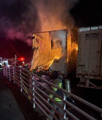 Incendio en Clay destruye miles de dólares en donaciones Tráileres de almacenamiento de camiones dañados por el fuego fuera de una tienda comunitaria en Clay.